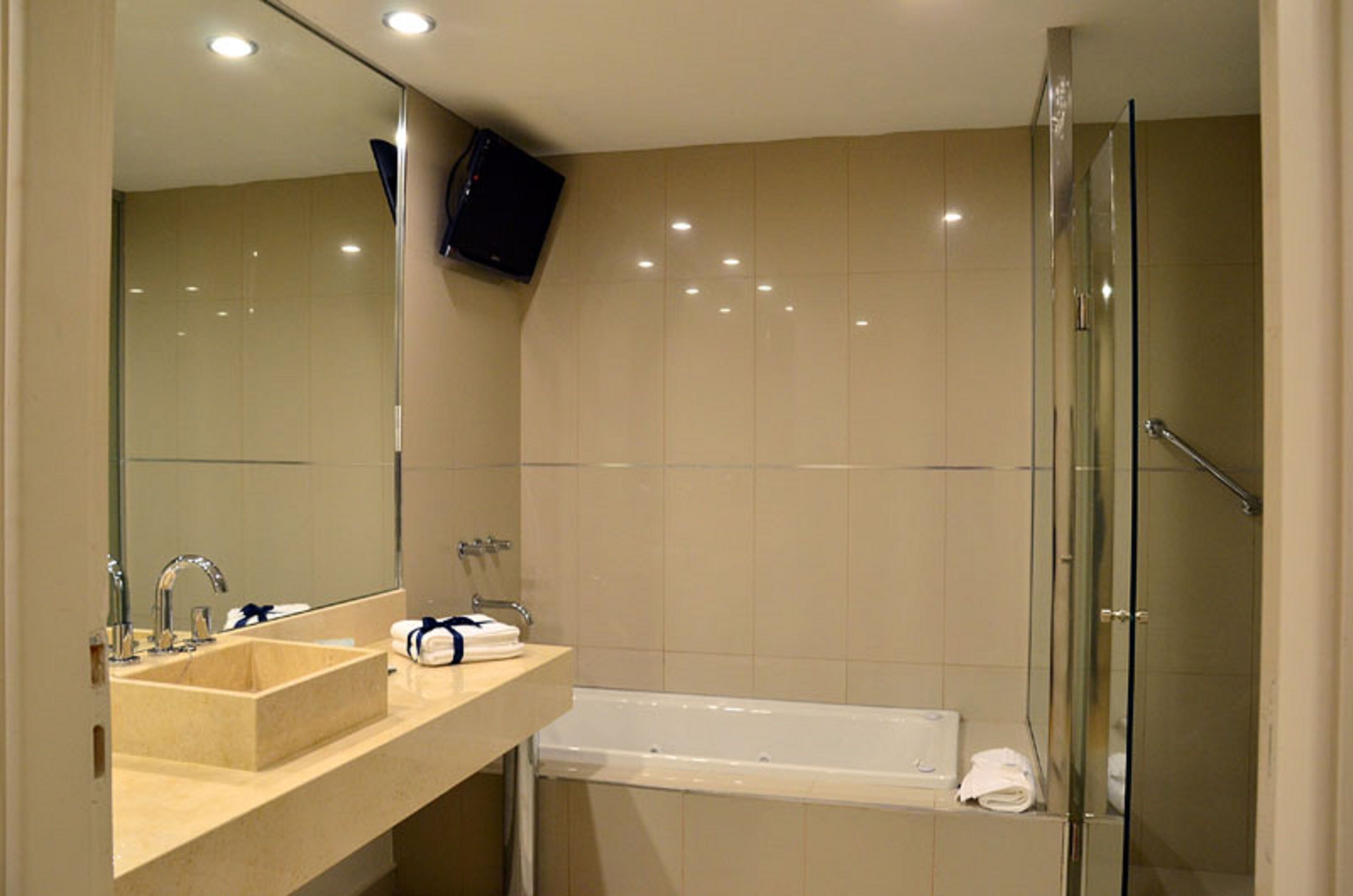 free toiletries, towels