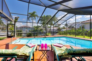 Outdoor pool, free pool cabanas, pool umbrellas - Villa Turquoise Coast (Cape Coral)