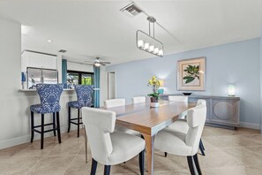 Family dining - Villa Turquoise Coast (Cape Coral)