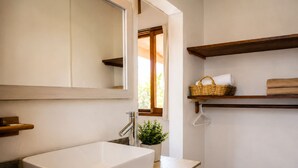 Douche, articles de toilette gratuits, serviettes fournies