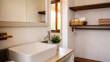Shower, free toiletries, towels