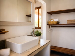Shower, perlengkapan mandi gratis,  dan handuk