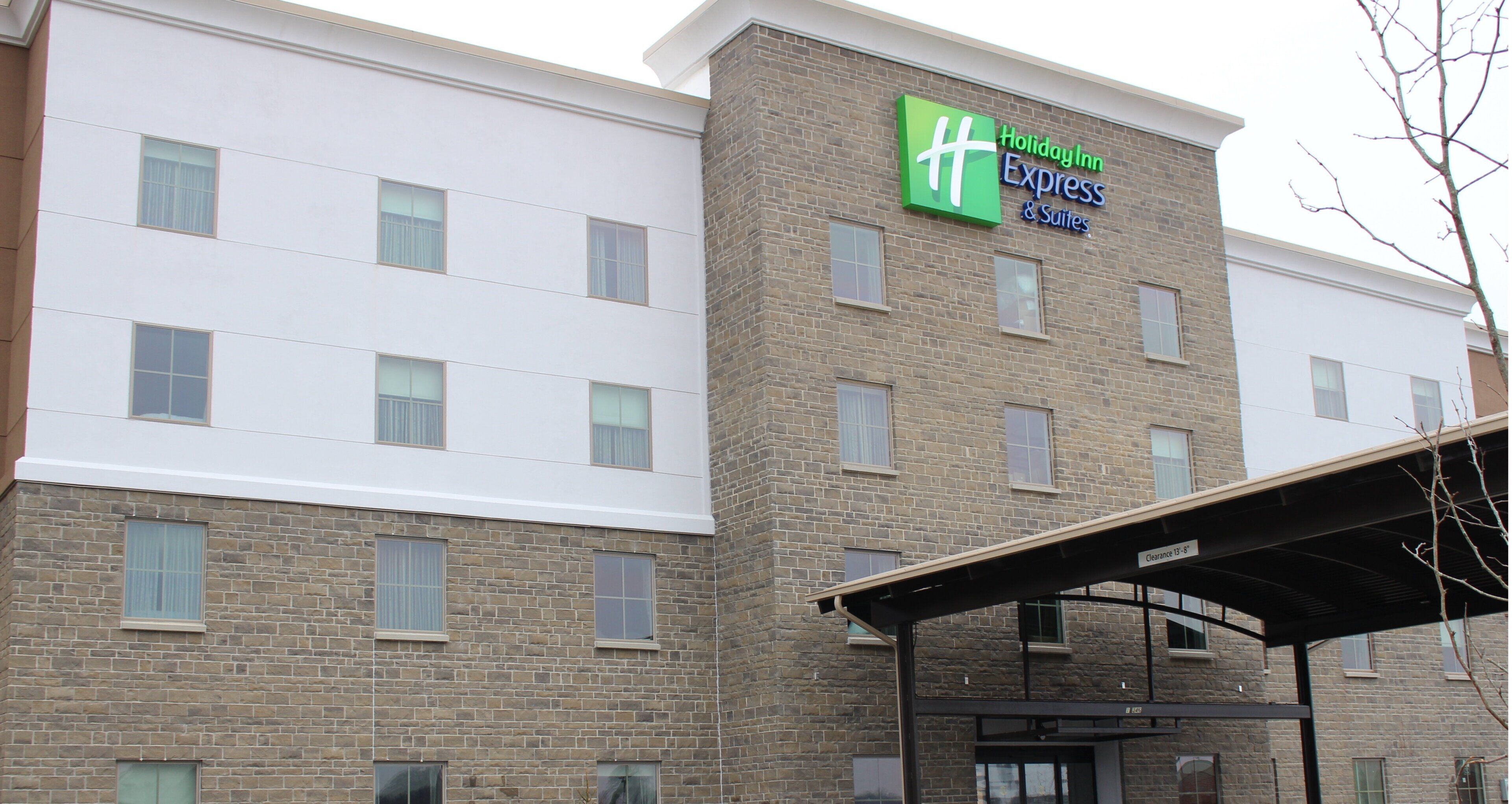 Un bâtiment de la chaîne Holiday Inn Express, avec une façade en briques et de nombreuses fenêtres.