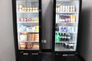 Dos vitrinas refrigeradas con diversos alimentos y bebidas.