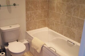 Shower, hair dryer, towels - The Grainary Cottages (Scarborough)