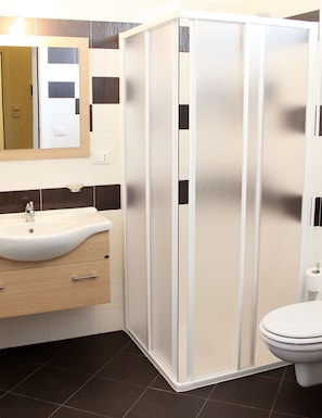 Double Room | Bathroom shower
