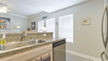 Condo, 1 Bedroom, Kitchen | Private kitchen | Full-sized fridge, microwave, oven, stovetop