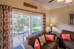 Appart'hôtel Premium, 2 chambres, 2 salles de bains, rez-de-chaussée | Salle de séjour | Télévision LCD, lecteur de DVD