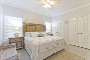 Lejlighed - 1 soveværelse - køkken | Badeværelse | Bruser, hårtørrer, håndklæder, Shampoo