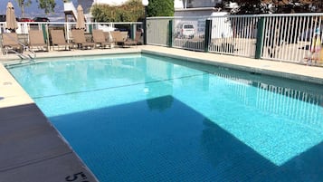 季节性开放的室外游泳池