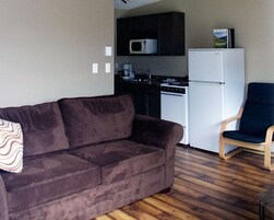 Quarto solteiro standard, 1 quarto, cozinha | Área de estar | TV de tela plana 32 polegadas com canais a cabo, TV