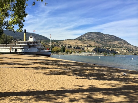 Beach nearby. Golden Sands Resort Motel