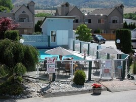 Una piscina al aire libre de temporada