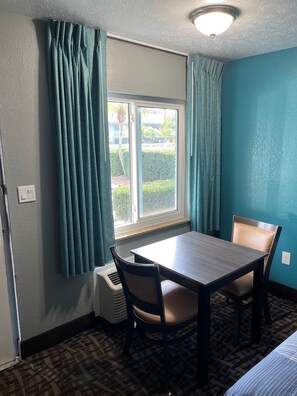 Escritorio, tabla de planchar con plancha, wifi gratis y ropa de cama 