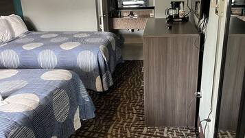 Escriptori, planxa i posts de planxar, wifi gratuïta i roba de llit