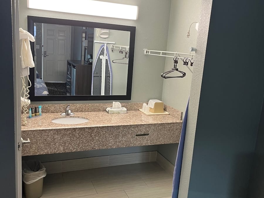 Escrivaninha, ferros/tábuas de passar roupa, Wi-Fi de cortesia