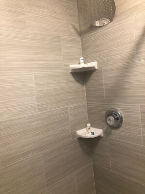 Combined shower/tub, hair dryer, towels - Brandon Motor Lodge (Brandon)