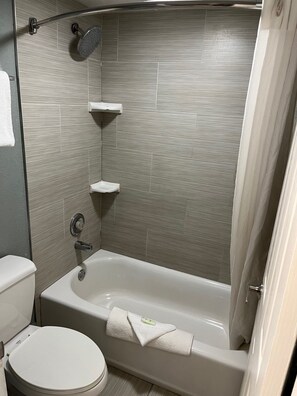 Combined shower/bathtub, hair dryer, towels - Brandon Motor Lodge (Brandon)
