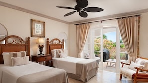 Signature Villa, 3 Bedrooms, Pool Access, Lake View | 3 bilik tidur, peti besi dalam bilik, seterika/papan seterika 