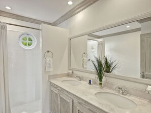 Villa Signature, 3 chambres, accès à la piscine, vue sur le lac | Salle de bain | Serviettes fournies