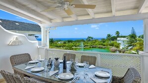 Signature Villa, 3 Bedrooms, Pool Access, Lake View | Tempat makan luar
