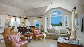 Villa Prestigio, 3 habitaciones, acceso a la alberca, vista al lago | Sala de estar | Televisión de pantalla plana