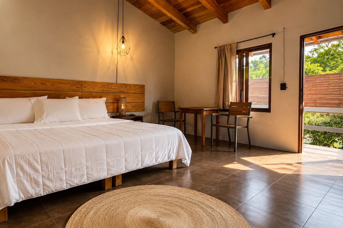 Habitació superior, 1 llit de matrimoni gran | Wifi gratuïta i roba de llit 