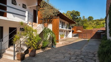 Vista frontal de la propiedad