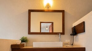 Shower, free toiletries, towels - Villa Maria Hotel (Valle de Bravo)