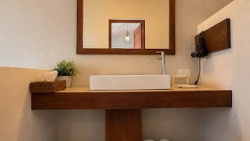 Shower, free toiletries, towels
