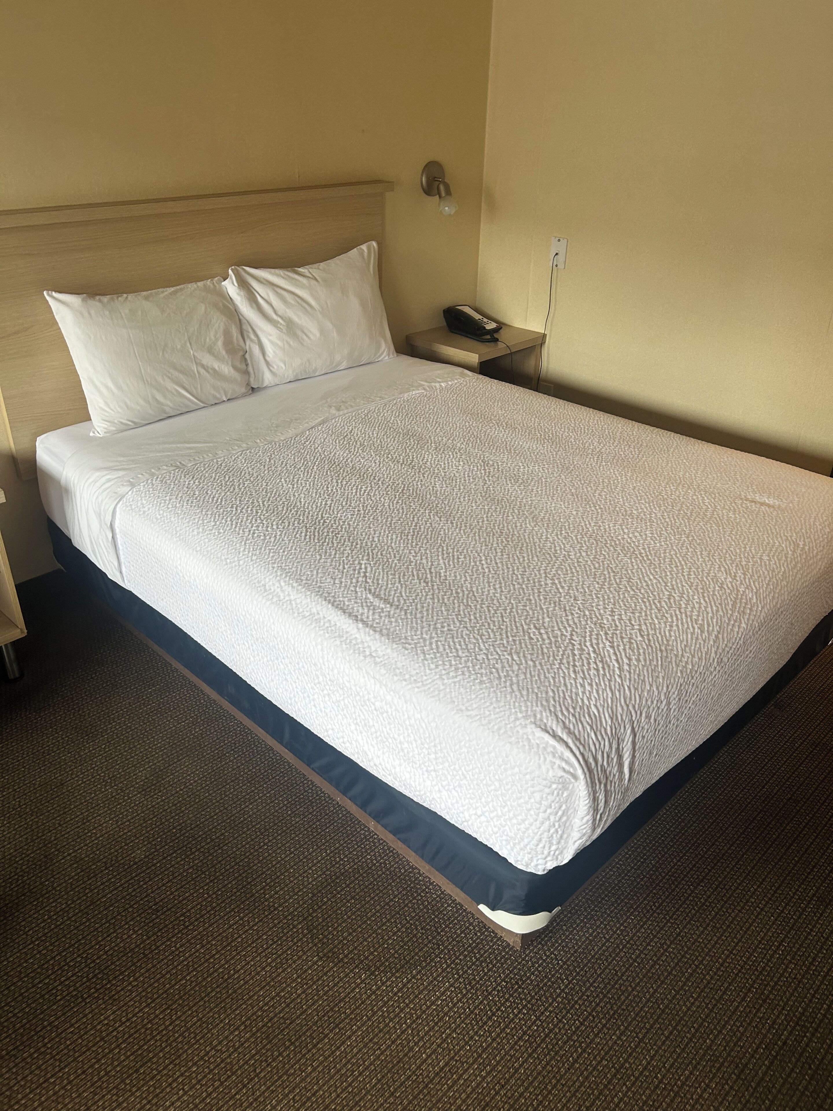 Escritorio, sistema de insonorización, wifi y ropa de cama 