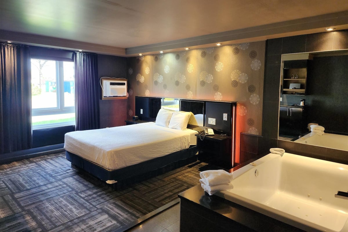 Suite Junior, 1 grand lit, non-fumeurs | Bureau, chambres insonorisées, Wi-Fi gratuit, draps fournis