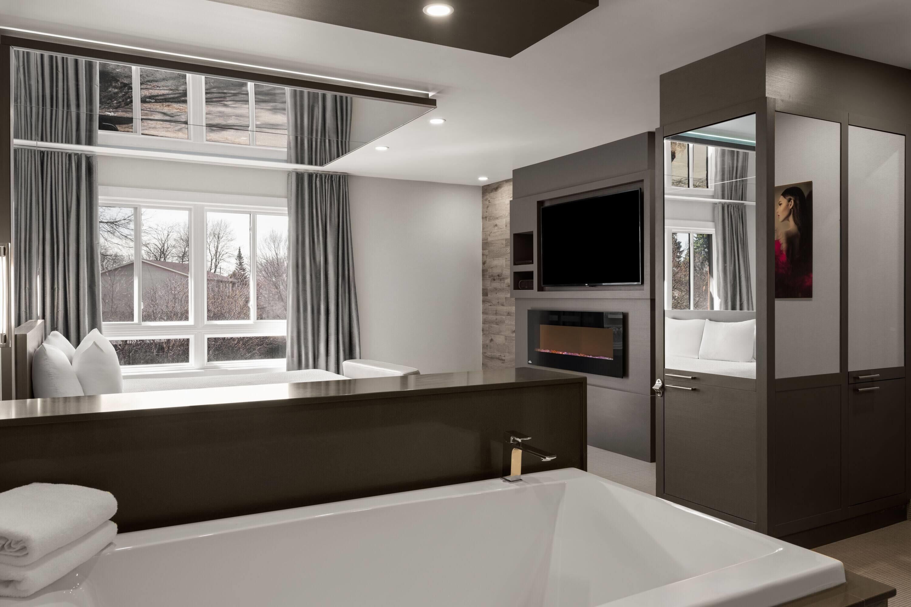 Superior Suite, 1 King Bed, Non Smoking | Jetted bathtub