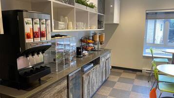 ๋งค์ผ ํ
์ดํฌ์์ ๋ฌด๋ฃ ์์นจ ์์ฌ ํฌํจ