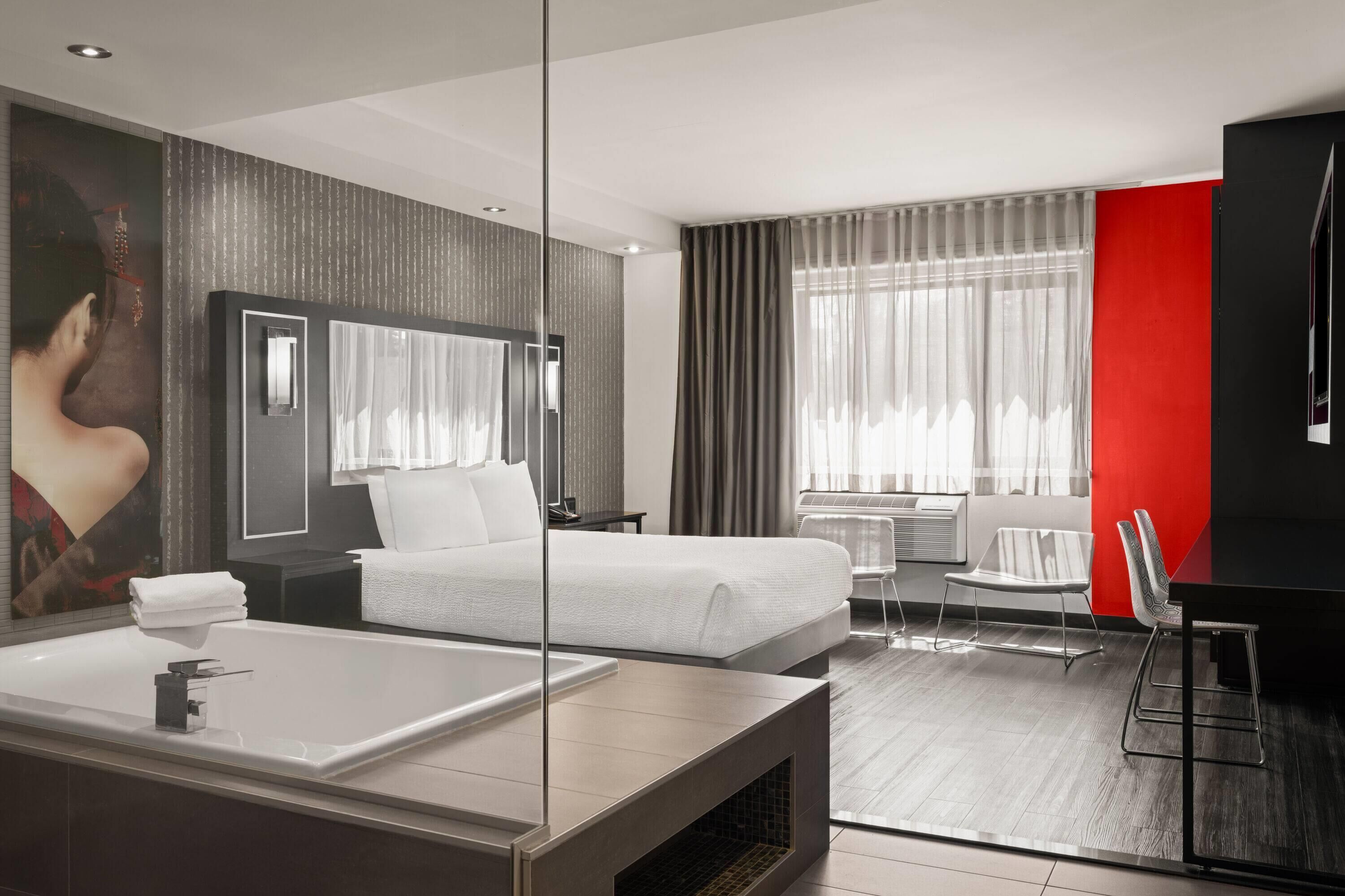 Deluxe Suite, 1 Queen Bed, Non Smoking | Jetted bathtub
