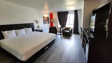 Desk, soundproofing, free WiFi, bed sheets