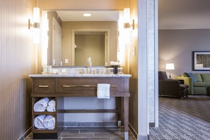 Combined shower/tub, free toiletries, bathrobes, towels