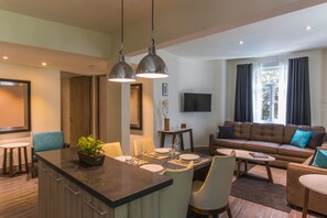 Master Suite | Living area