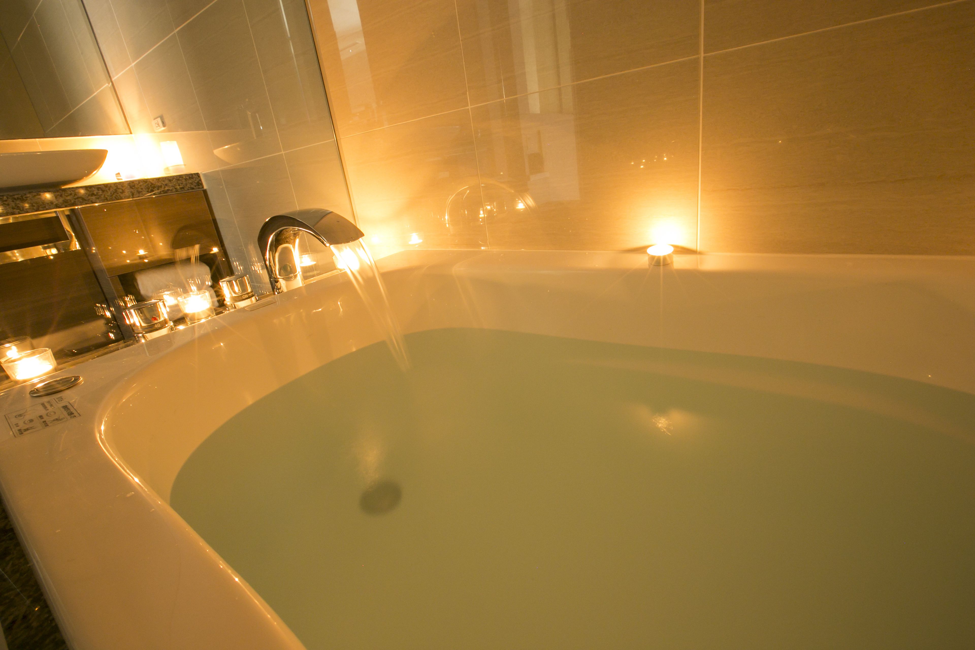 suite | deep-soaking bathtub