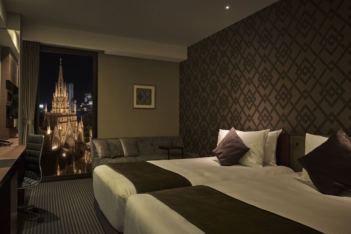 Premium bedding, in-room safe, desk, blackout drapes
