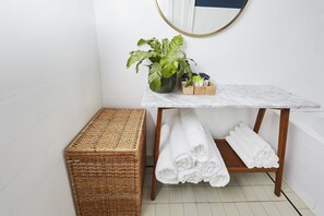 Pyyhkeet, saippua, sampoo, vessapaperi