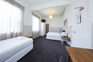 Habitación triple, varias camas, baño compartido | Wifi gratis y ropa de cama