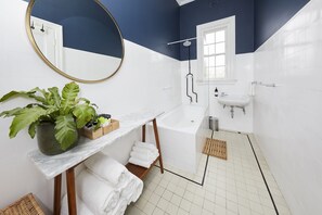 Towels, soap, shampoo, toilet paper - Bridgeview Hotel Willoughby (Willoughby)