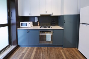 Coffee/tea maker, electric kettle - Bridgeview Hotel Willoughby (Willoughby)