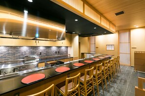 4 restaurantes; se sirve desayuno, almuerzo y cena; cocina japonesa