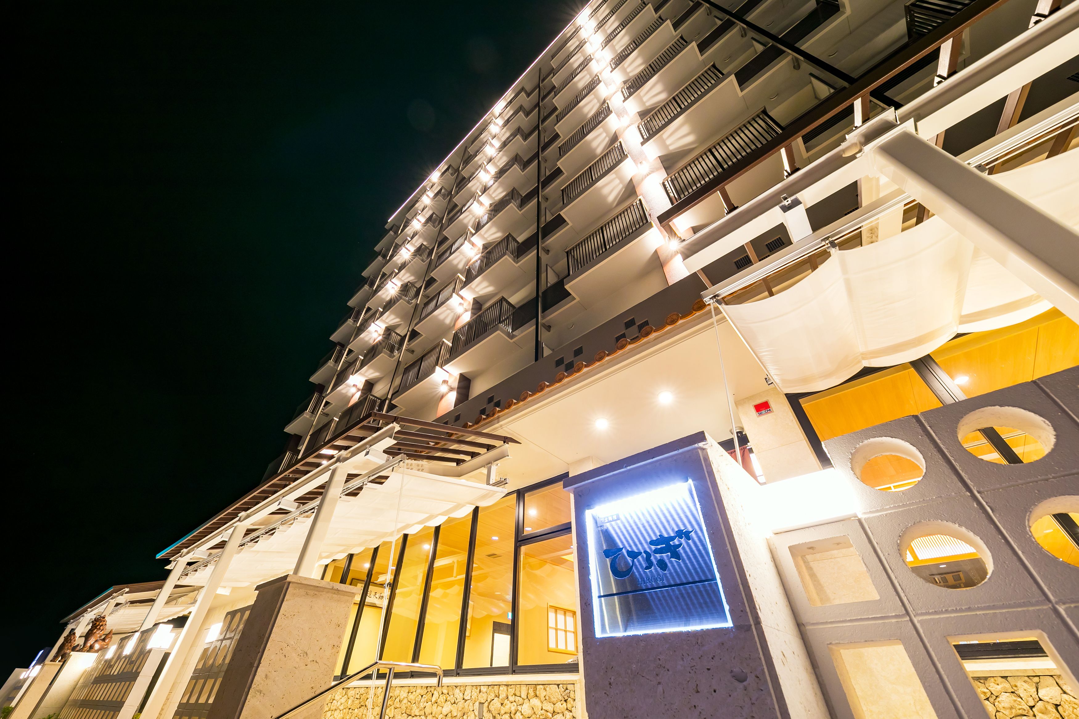 4 restaurants, breakfast, lunch, dinner served; Japanese cuisine