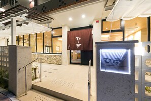 4 restaurantes; se sirve desayuno, almuerzo y cena; cocina japonesa