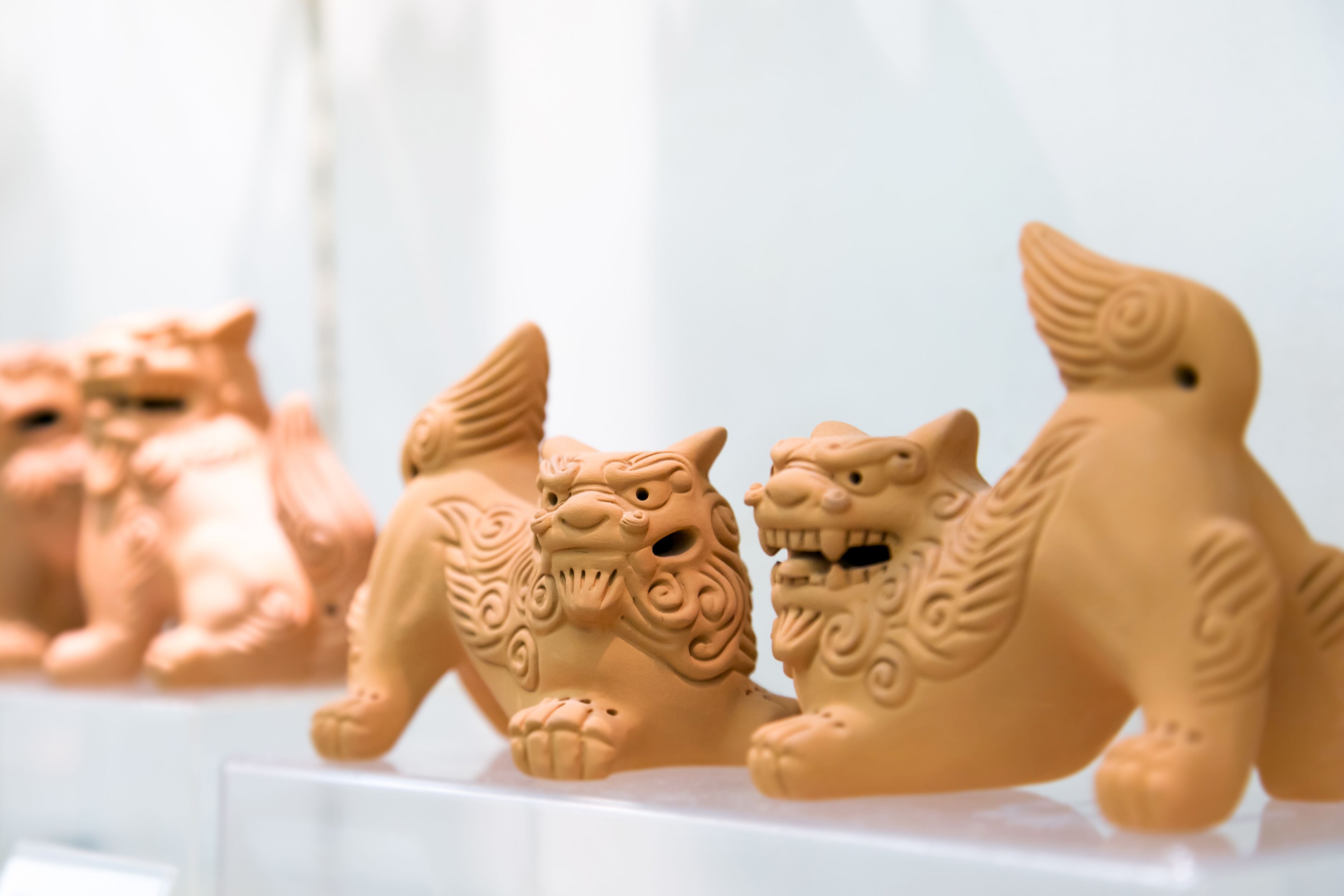 Estatuas de leones de terracota a la vista.