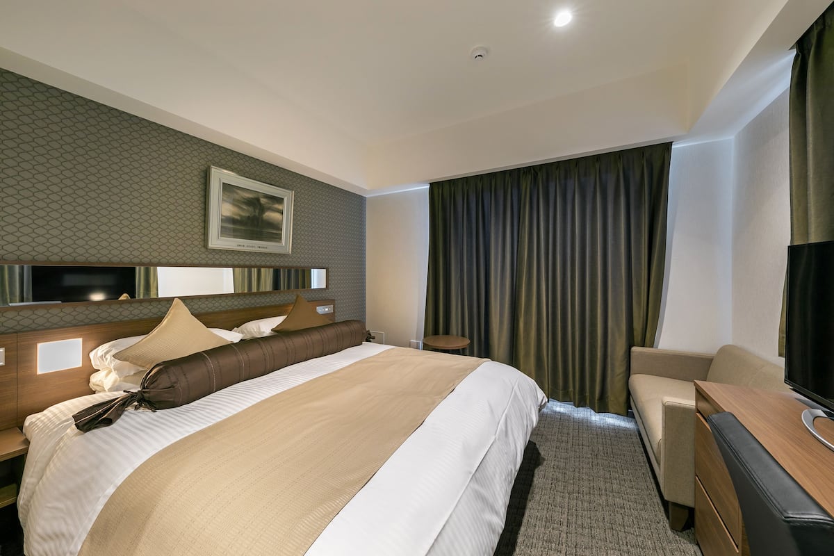 In-room safe, individually furnished, desk, blackout curtains