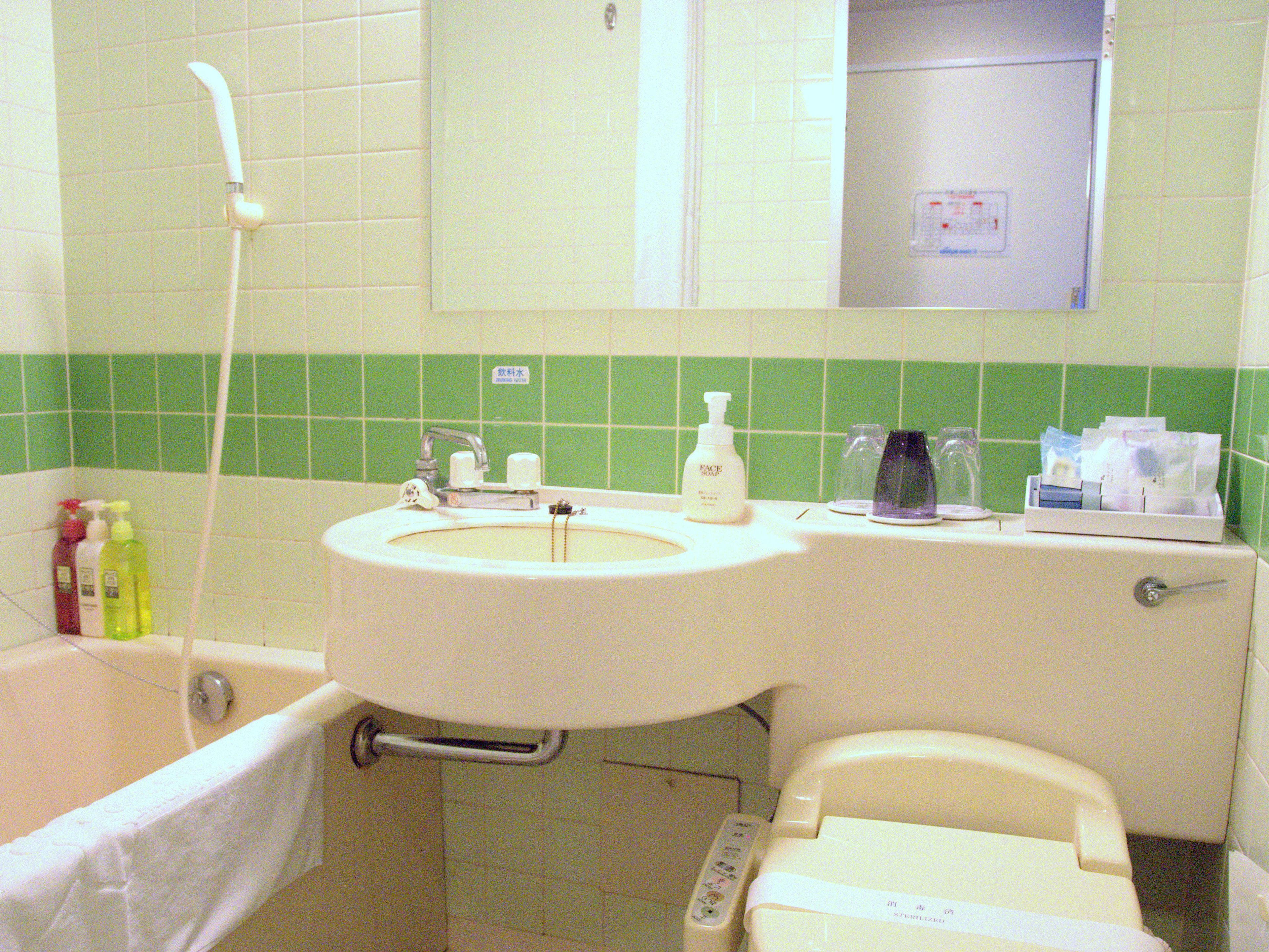 Un baño con bañera, lavabo e inodoro.